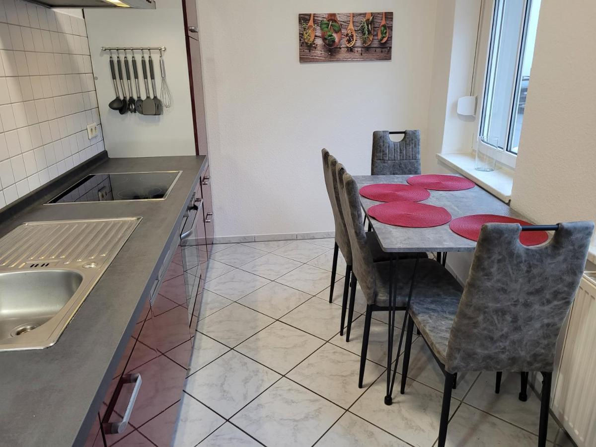 Wohnung In Oberhausen: Zentral & Ruhig, Eigener Eingang オーバーハウゼン エクステリア 写真