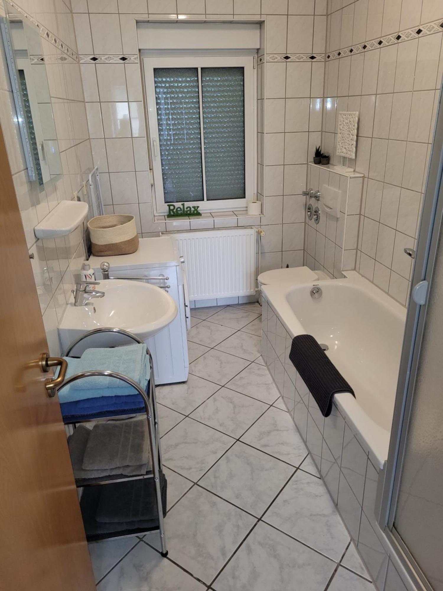 Wohnung In Oberhausen: Zentral & Ruhig, Eigener Eingang オーバーハウゼン エクステリア 写真