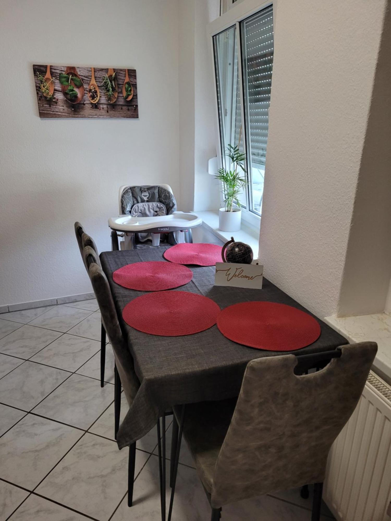 Wohnung In Oberhausen: Zentral & Ruhig, Eigener Eingang オーバーハウゼン エクステリア 写真